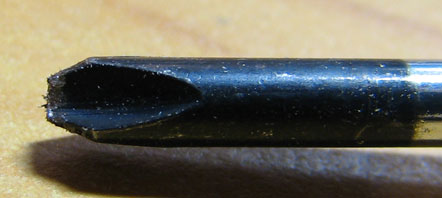 Spitze eines Triwing-Schraubendrehers. Die Spitze ist 0,5 bis 1mm abgefeilt.